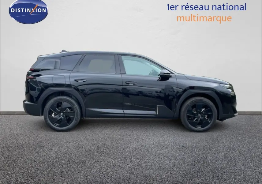Vue latérale droite d'un Citroën C5 Aircross noir perle métal 2026 avec jantes noires et lignes modernes.