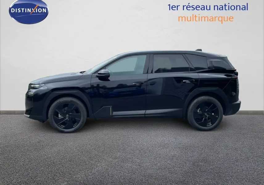 Vue de profil côté gauche d'un Citroën C5 Aircross 2026 noir perle métal avec jantes noires et vitres teintées.