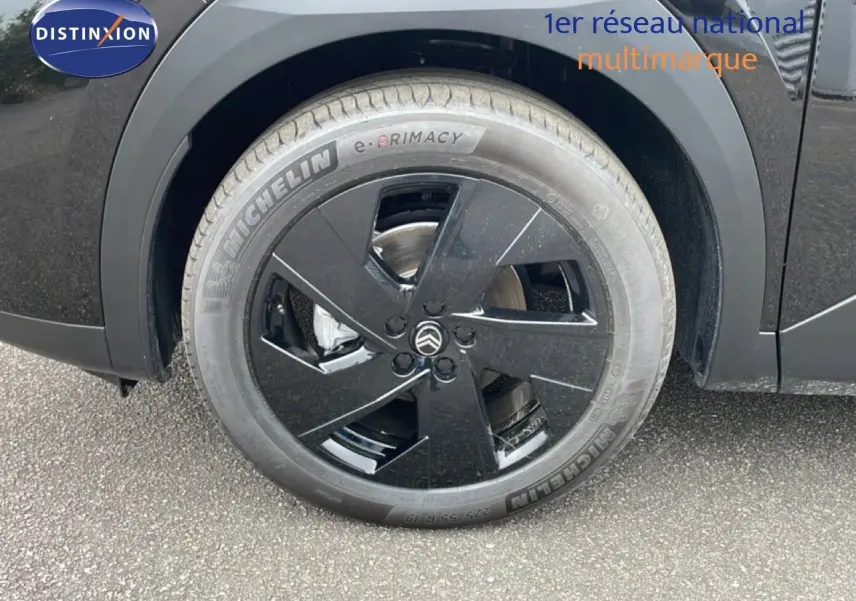 Gros plan sur la roue avant gauche noire perle métal du Citroën C5 Aircross 2026 avec jante noire brillante et logo Citroën.
