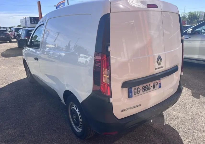 Vue 3/4 arrière droite du Renault Express Van blanc Glacier avec porte latérale coulissante et feux arrière verticaux.