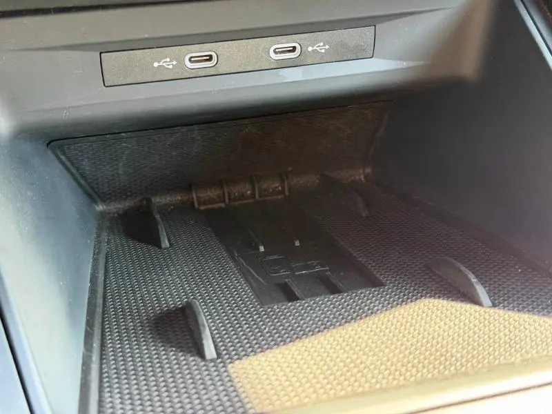 Gros plan sur la zone de recharge sans fil et ports USB-C du CUPRA Formentor 1.5 eTSI Hybrid 2025, intérieur noir.