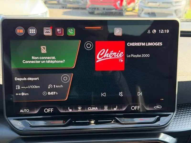 Écran tactile central du tableau de bord du CUPRA Formentor 2025, affichant la radio Chérie FM et les commandes climatisation.
