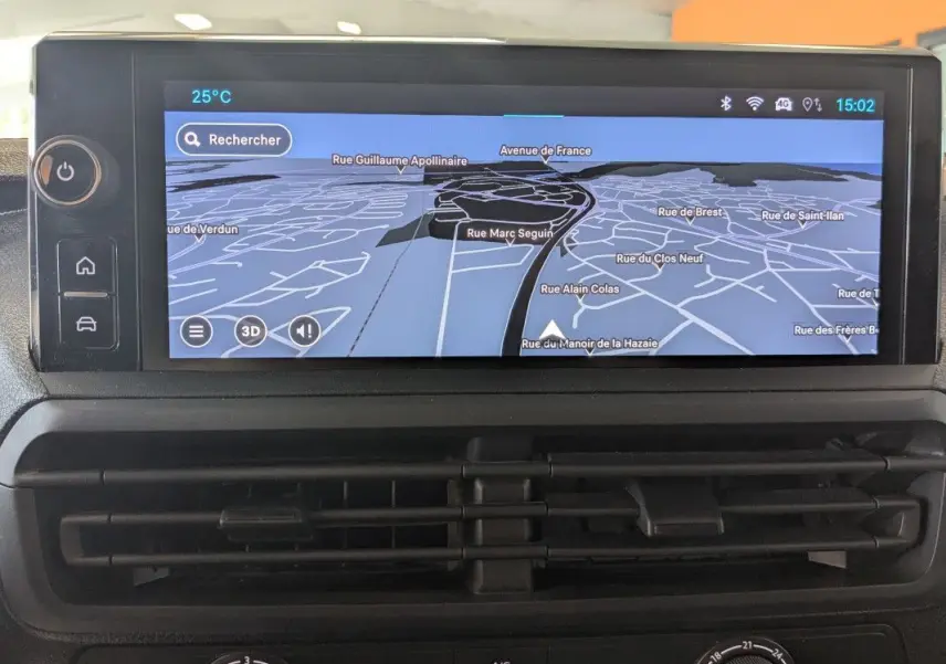 Écran tactile couleur HD de navigation 10 pouces affichant une carte 3D dans l'habitacle du Fiat Scudo Fourgon blanc.