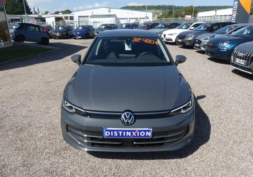 Volkswagen Golf Style 2024 gris métallisé vue de face avec logo VW et prix affiché sur pare-brise