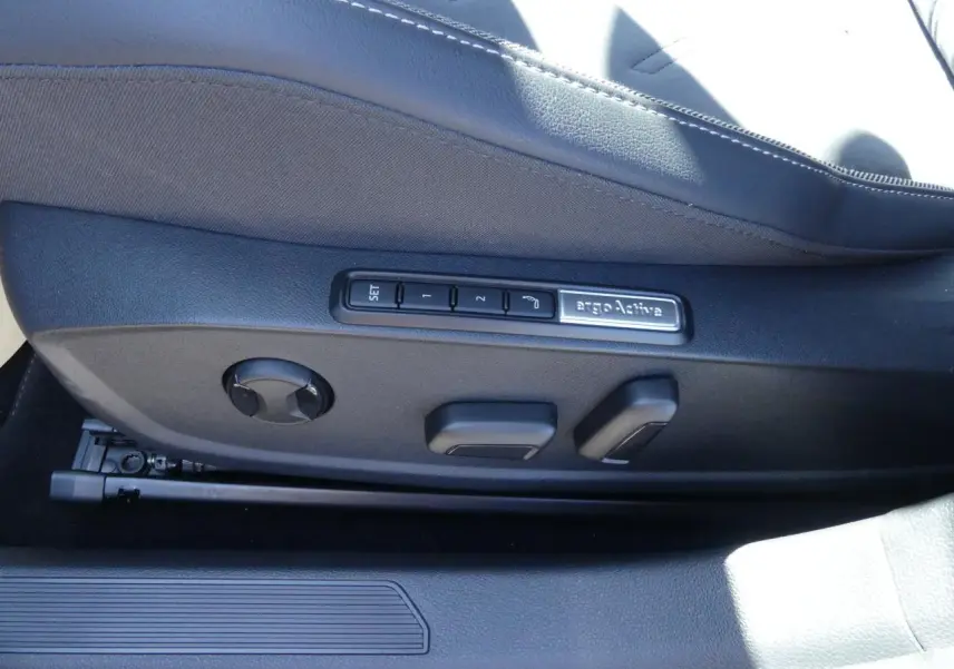 Détail des commandes de réglage électrique du siège conducteur noir de la Volkswagen Golf Style 2024.