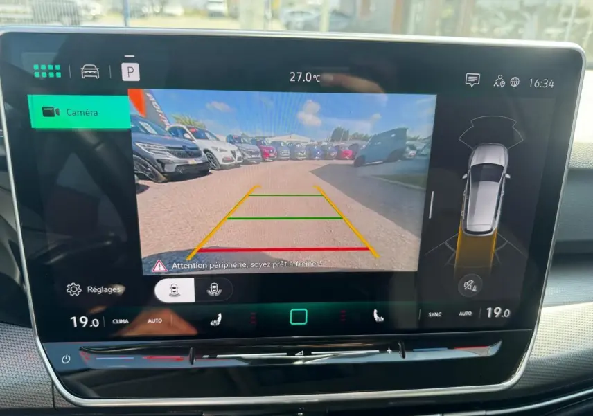 Vue de l'écran de caméra de recul du tableau de bord d'une Volkswagen Golf Style 2024 essence gris métallisé