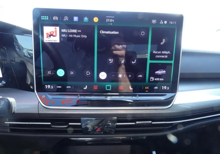 Écran tactile central du tableau de bord de la Volkswagen Golf Style 2024 avec commandes climatisation et multimédia visibles.