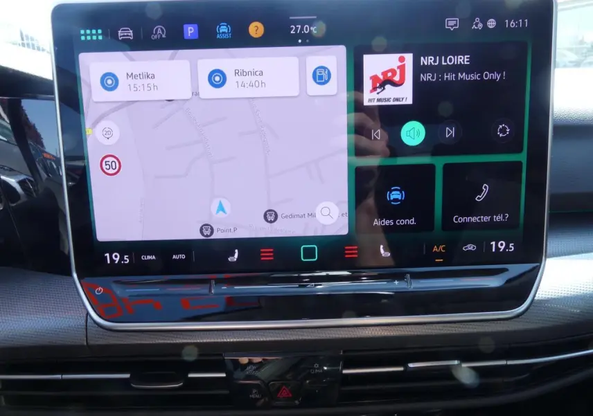 Écran tactile central du tableau de bord de la Volkswagen Golf VIII Style 2024, affichant navigation et radio.