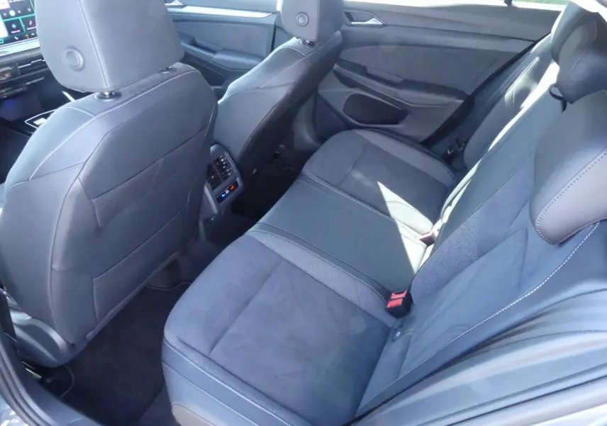 Vue intérieure arrière côté droit de la Volkswagen Golf Style 2024 avec sièges microfleece gris et finitions modernes