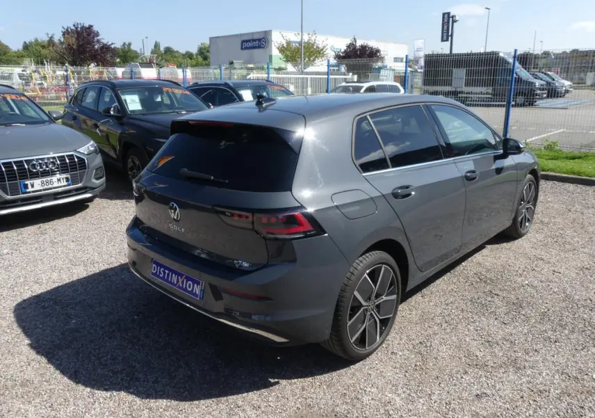 Volkswagen Golf 1.5 eTSI grise métallisée vue 3/4 arrière droit avec jantes alliage 18 pouces Leeds et vitres surteintées.