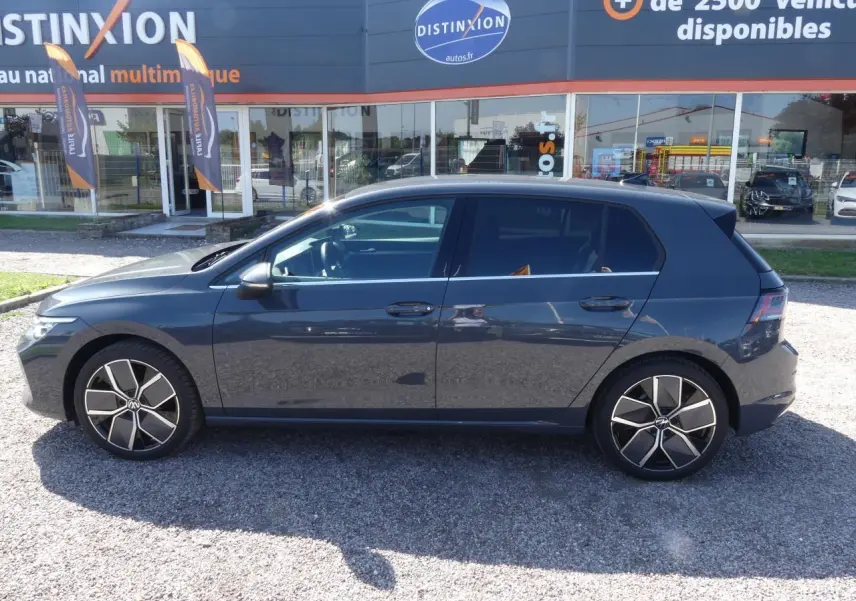Profil côté gauche d'une Volkswagen Golf 1.5 eTSI Style 2024 gris métallisé avec jantes alliage 18 pouces Leeds.