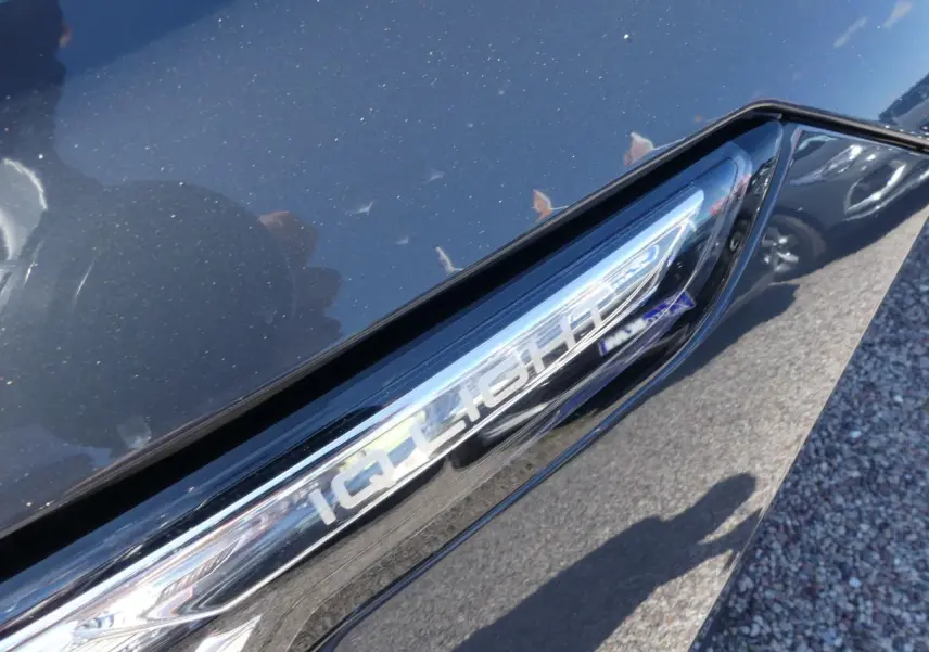 Gros plan sur le projecteur IQ.Light avant droit d'une Volkswagen Golf Style gris métallisé 2024.