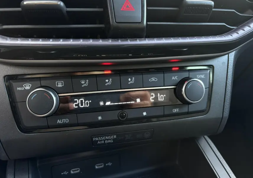 Gros plan sur la commande de climatisation bi-zone digitale de la SEAT IBIZA TSI 115 Xcellence blanche 2025.