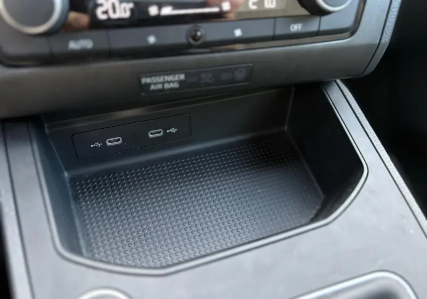 Gros plan sur la console centrale noire de la SEAT IBIZA TSI 115 Xcellence 2025 avec prises USB-C doubles et commandes climatiques.