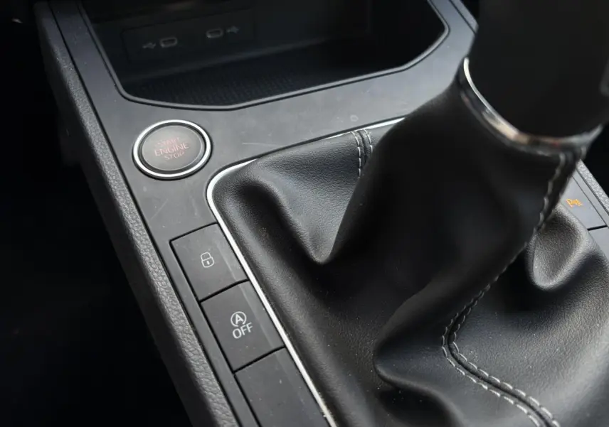 Gros plan sur la console centrale noire de la SEAT IBIZA TSI 115 Xcellence 2025 avec levier de vitesses manuel et bouton start/stop.