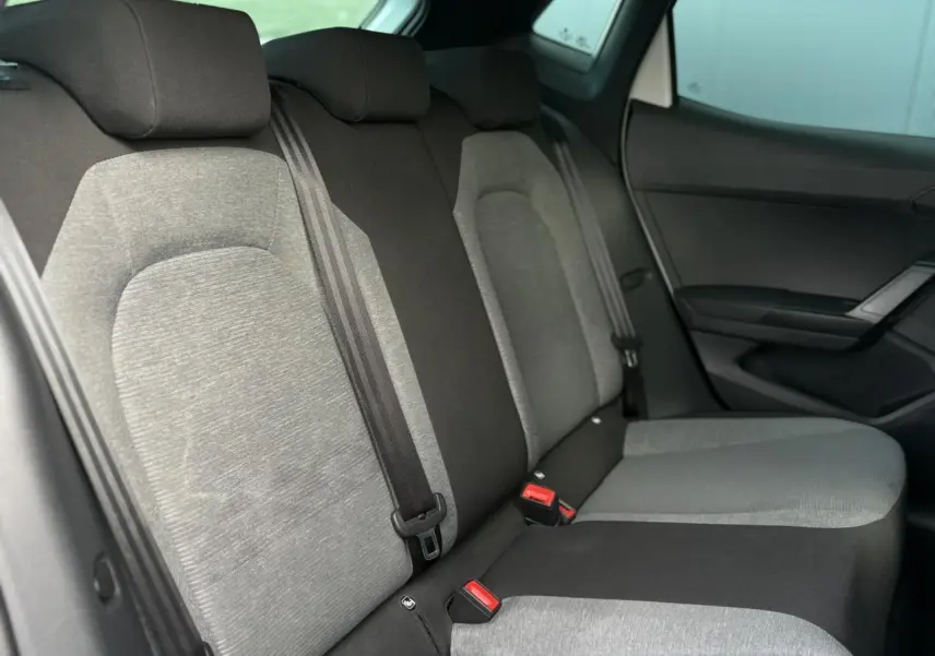 Vue latérale droite des sièges arrière gris et noirs de la SEAT Ibiza TSI 115 Xcellence 2025.