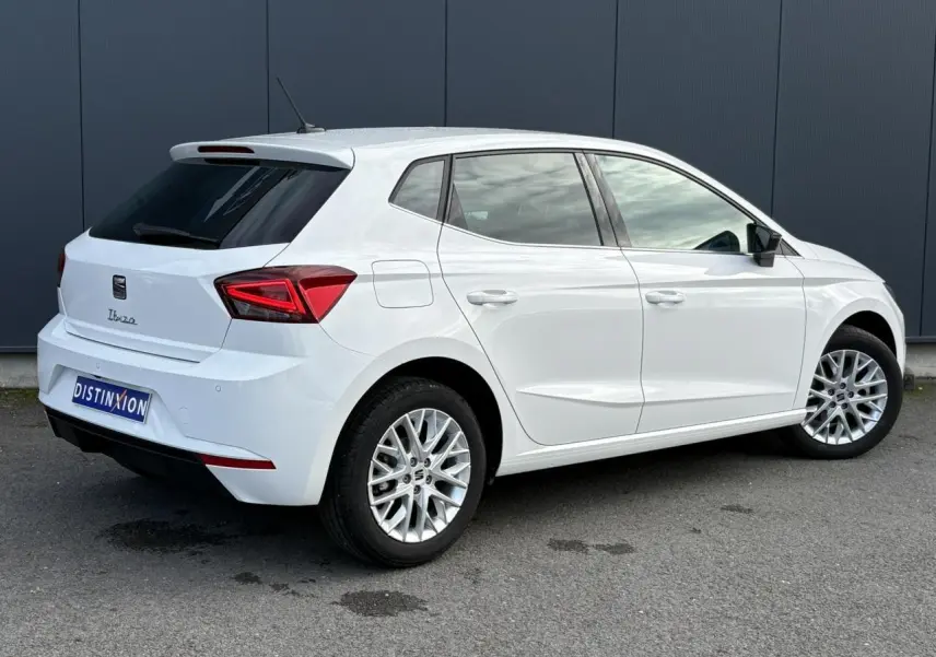 SEAT Ibiza TSI 115 Xcellence blanche vue de profil côté droit, avec jantes alliage 16 pouces et vitres arrière surteintées.