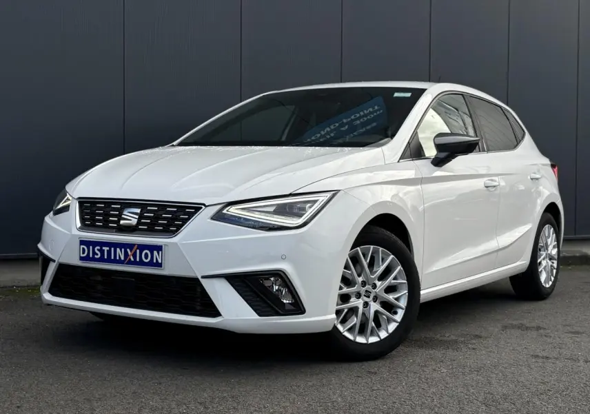 SEAT Ibiza TSI 115 Xcellence blanc vue 3/4 avant avec jantes alliage et feux LED triangulaires.