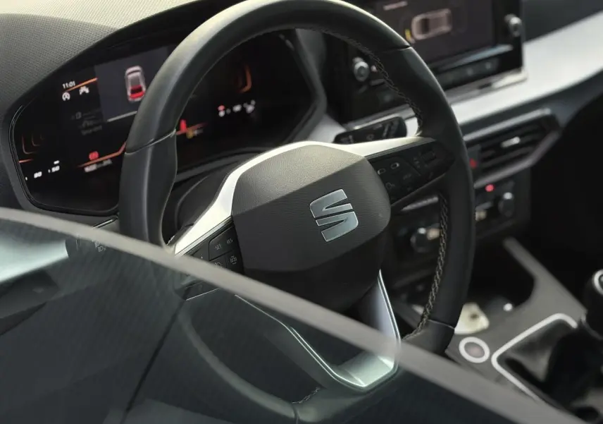 Vue rapprochée du volant cuir multifonction de la SEAT Ibiza TSI 115 Xcellence 2025 avec tableau de bord digital.