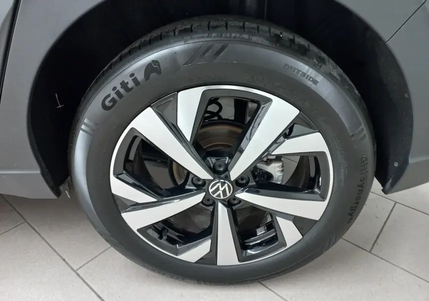 Gros plan sur la jante alliage 17 pouces Aberdeen bicolore noir et argent du Volkswagen Taigo gris cendré, côté arrière droit.