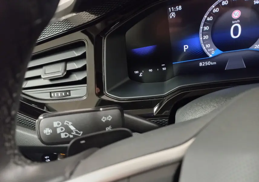 Vue rapprochée du tableau de bord digital et du commodo gauche du Volkswagen Taigo 2025, finition VW Edition.