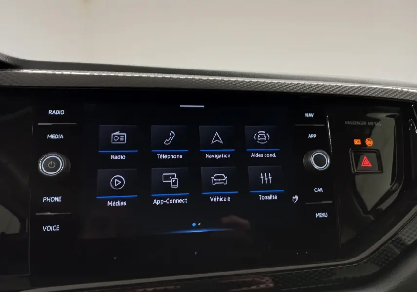 Écran tactile central du Volkswagen Taigo 2025 affichant les options Radio, Téléphone, Navigation et App-Connect.