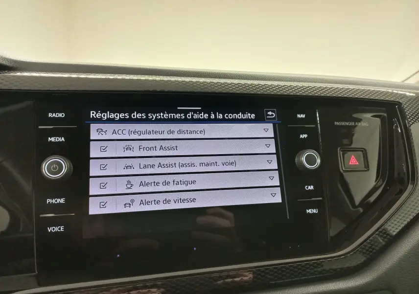 Écran tactile du tableau de bord du Volkswagen Taigo 2025 affichant les réglages des aides à la conduite.