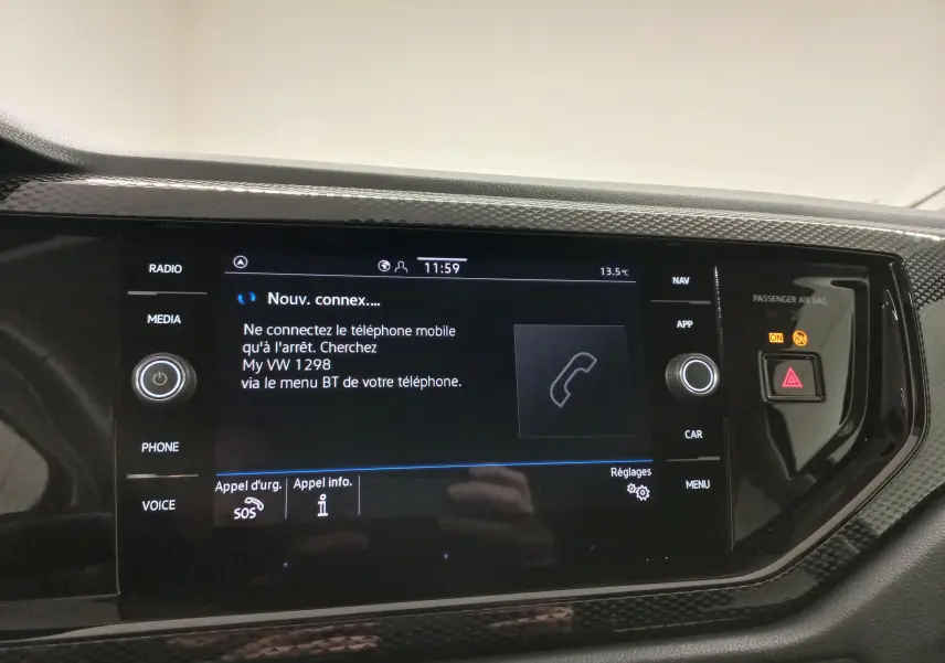 Tableau de bord du Volkswagen Taigo 2025 avec écran tactile central affichant la connexion Bluetooth et commandes autour.