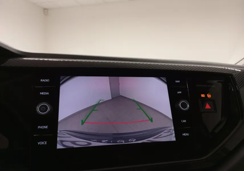 Écran de caméra de recul du Volkswagen Taigo 2025 affichant une vue arrière avec lignes de guidage vertes et rouges.