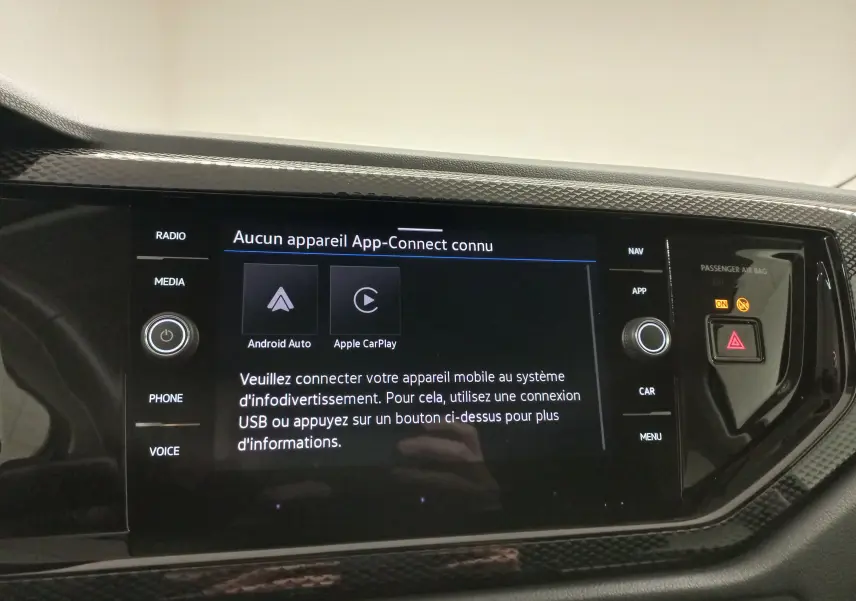 Écran tactile central du Volkswagen Taigo 2025 affichant l'interface App-Connect avec options Android Auto et Apple CarPlay.