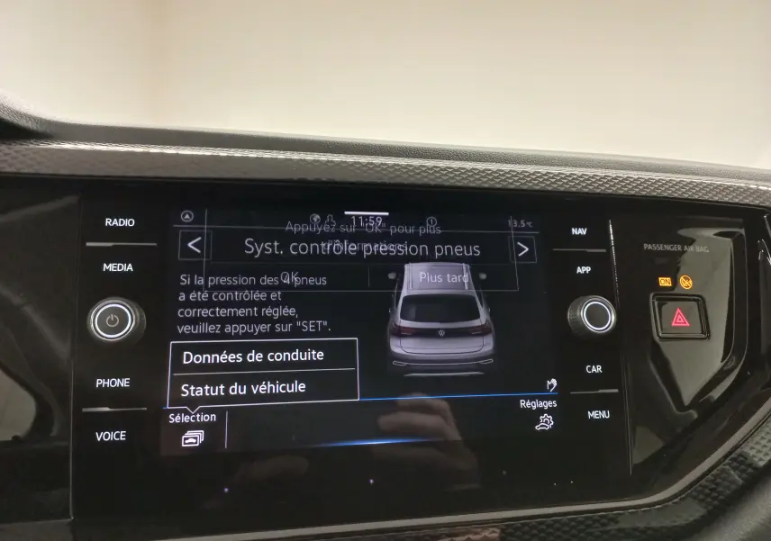 Écran tactile central du Volkswagen Taigo 2025 affichant le système de contrôle de pression des pneus, avec commandes autour.