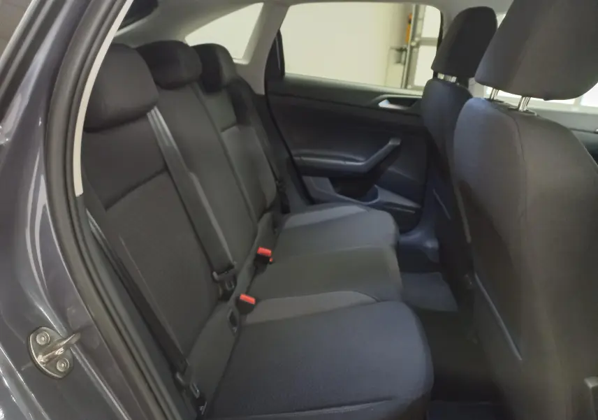 Vue intérieure côté gauche des sièges arrière noirs du Volkswagen Taigo 1.0 TSI 116 DSG7 Gris Cendré 2025.