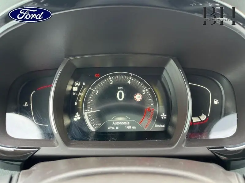 Tableau de bord numérique Renault Espace gris, affichage vitesse et autonomie, vue de face rapprochée.