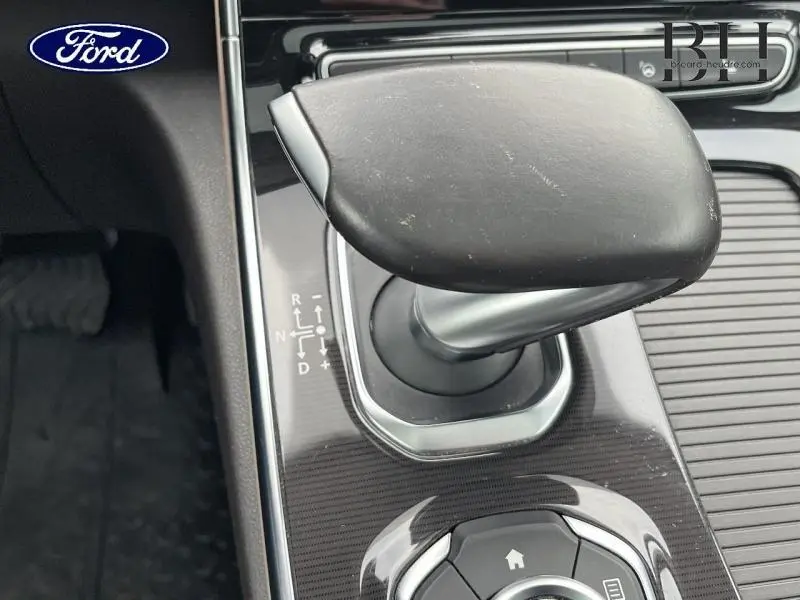 Gros plan sur le levier de vitesses automatique noir et argenté du Renault Espace gris Cassiopée, intérieur moderne.