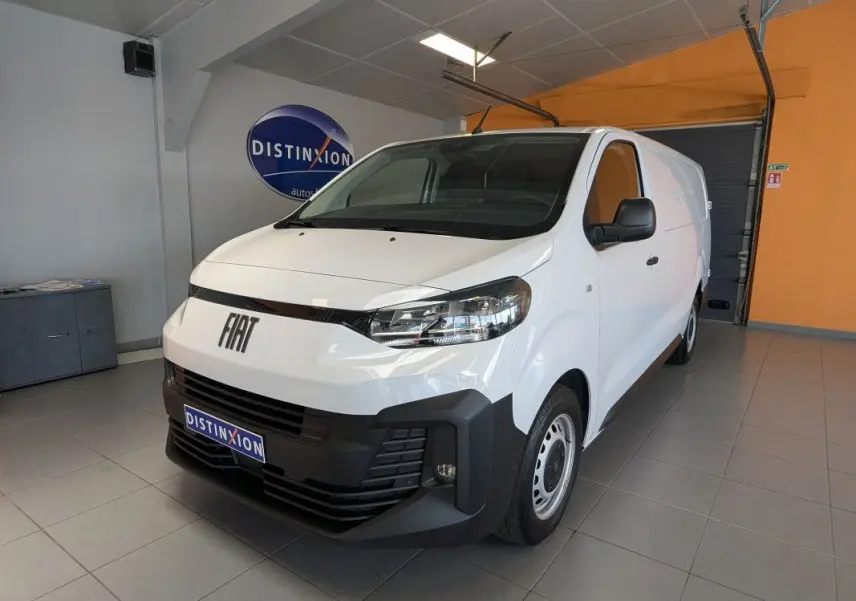 Fourgon FIAT Scudo XL blanc vu en 3/4 avant droit, avec pare-chocs noir et jantes tôles grises de 17 pouces.