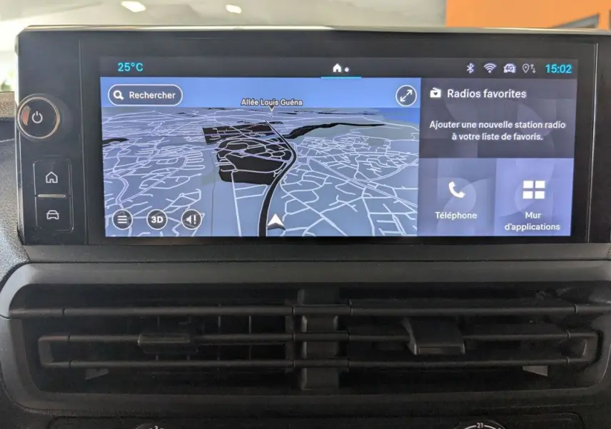 Écran tactile couleur HD 10 pouces du FIAT Scudo Fourgon XL 145 EAT8 affichant la navigation GPS.