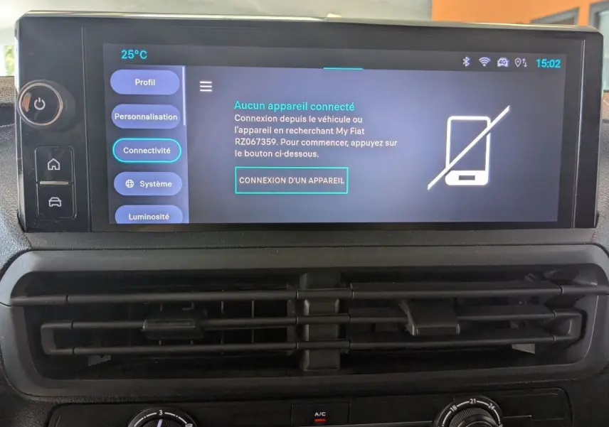 Écran tactile couleur HD de 10 pouces du tableau de bord du Fiat Scudo Fourgon XL 145 blanc, affichant le menu connectivité.