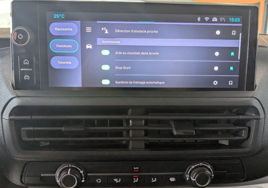 Écran tactile 10 pouces du tableau de bord du Fiat Scudo Fourgon XL 2025 affichant les aides à la conduite.