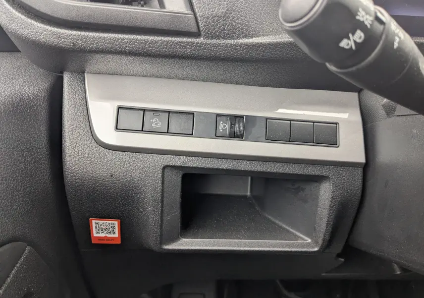 Détail intérieur côté gauche du tableau de bord noir du Fiat Scudo Fourgon XL 145 EAT8 avec commandes et rangement.