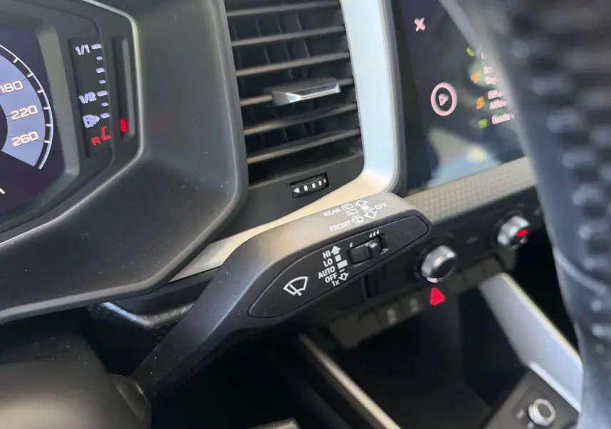 Gros plan sur la commande d’essuie-glace côté gauche du tableau de bord de l’Audi A1 Sportback 2020, intérieur noir.