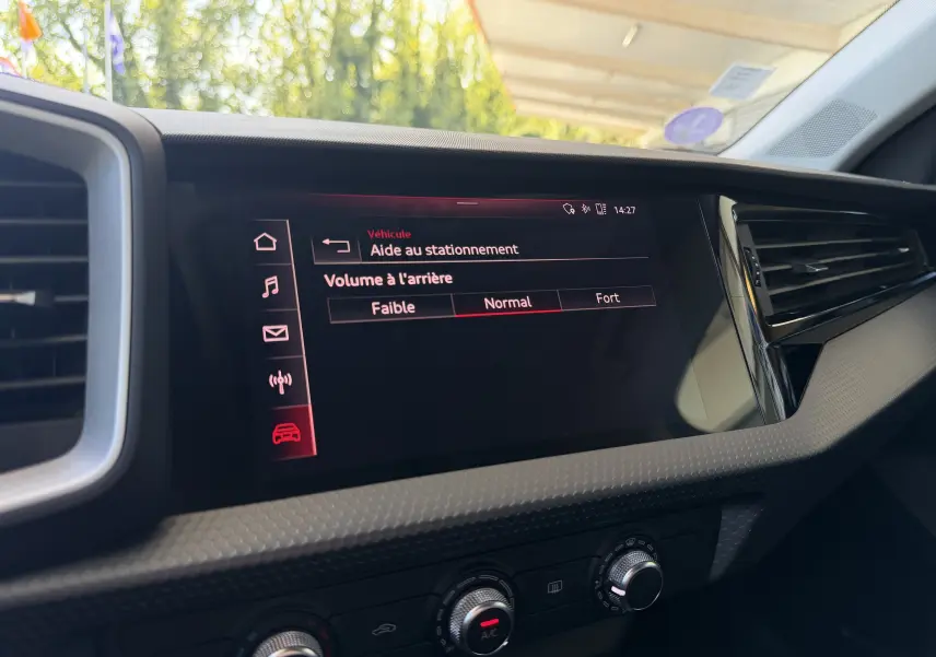 Vue rapprochée de l’écran central tactile de l’Audi A1 Sportback 2020, affichant les réglages d’aide au stationnement.