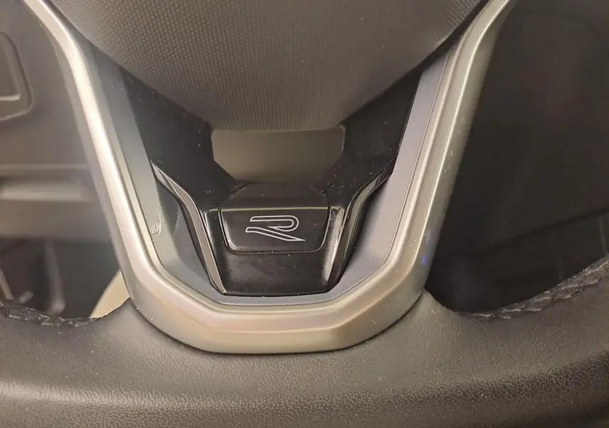 Gros plan sur le volant noir avec logo R du Volkswagen Tiguan 1.4 eHybrid 245 DSG6 R-LINE 2023.