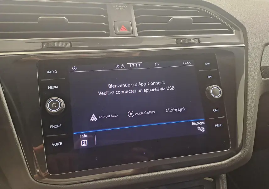 Vue rapprochée de l’écran tactile central du Volkswagen Tiguan 1.4 eHybrid blanc, affichant l’interface App-Connect.