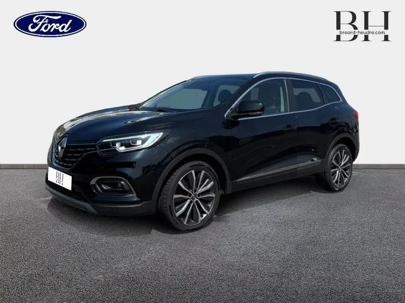 Renault Kadjar noir étoilé vu en 3/4 avant droit avec toit en verre fixe et jantes alu distinctives.