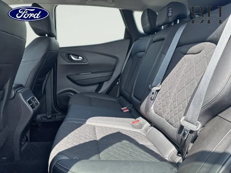 Banquette arrière en tissu noir avec surpiqûres, vue côté droit de l'habitacle du Renault Kadjar 2019.