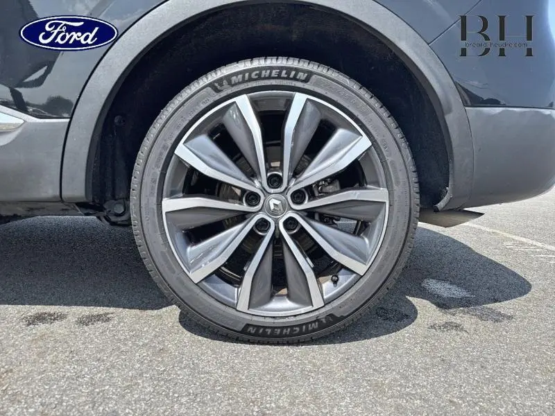 Gros plan sur la roue avant droite du Renault Kadjar noir étoilé avec jante alliage et pneu Michelin visible.