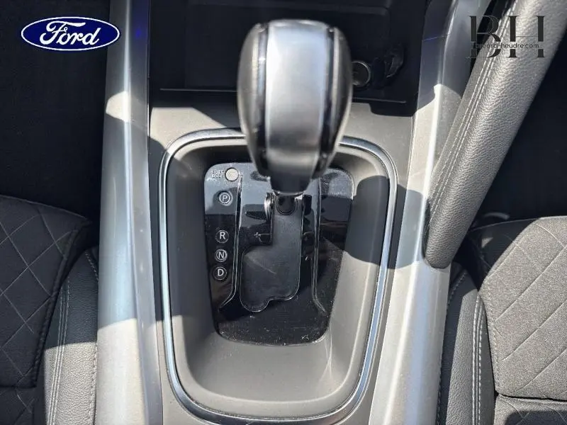 Le levier de vitesse automatique noir du Renault Kadjar 2019 vu de dessus avec console et sièges en tissu noir.