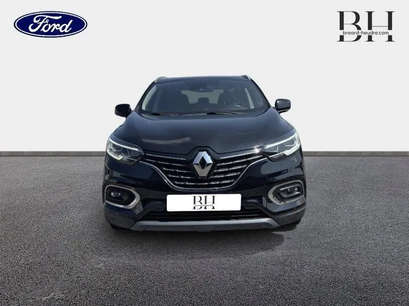 Renault Kadjar noir étoilé vu de face, mettant en valeur sa calandre chromée et ses phares LED distinctifs.