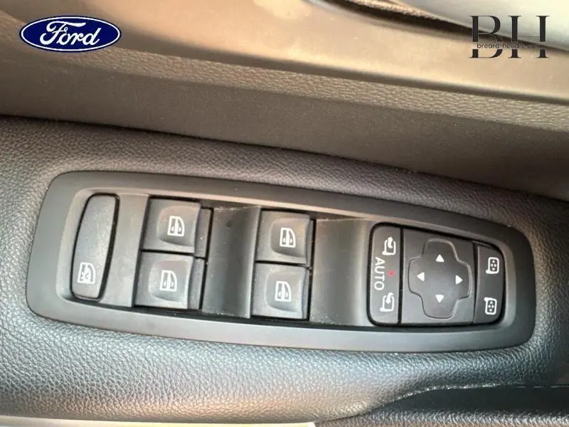 Panneau de commandes des vitres électriques et rétroviseurs sur la portière côté gauche d'un Renault Kadjar noir étoilé 2019.