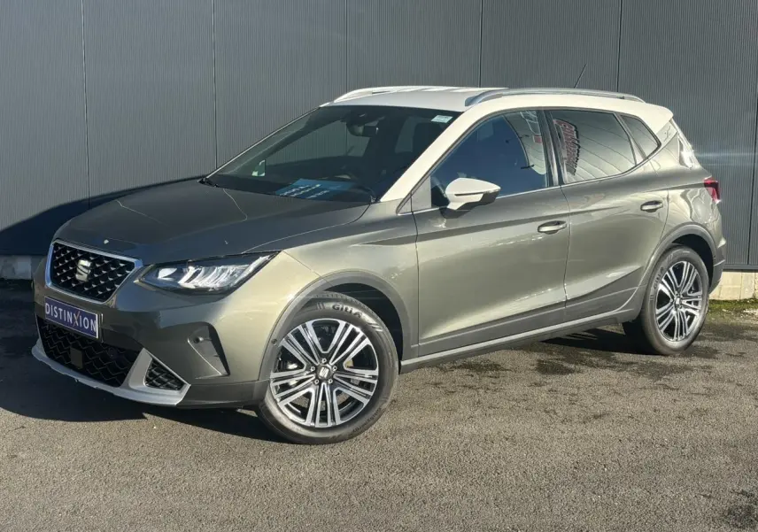 SEAT Arona TSI 115 Xpérience gris Cliff en 3/4 avant droit avec toit blanc et jantes alliage 17 pouces.